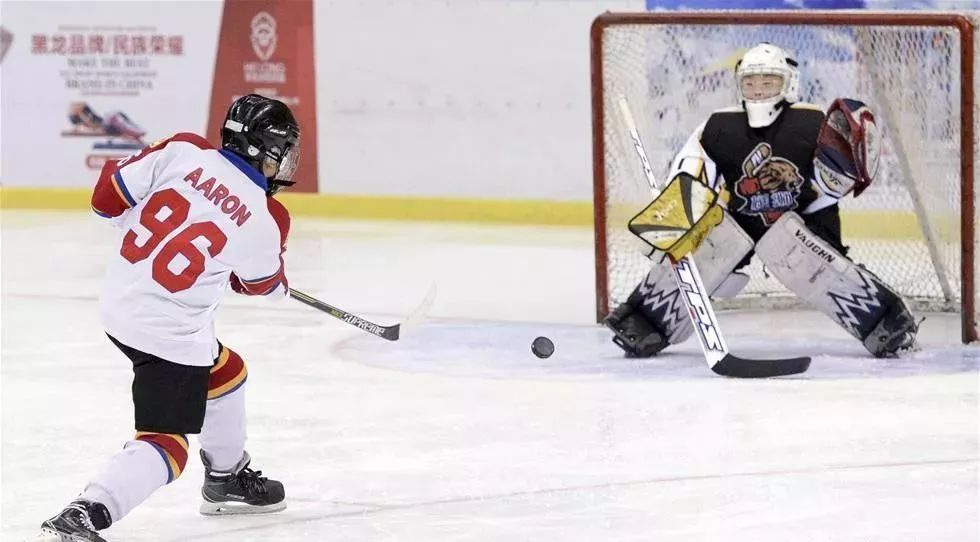 BB体育-包含超级杯巅峰对决!闽南烈马队险胜吴越风暴队,冰球赛场再起波澜;中场绞杀压制对手的词条