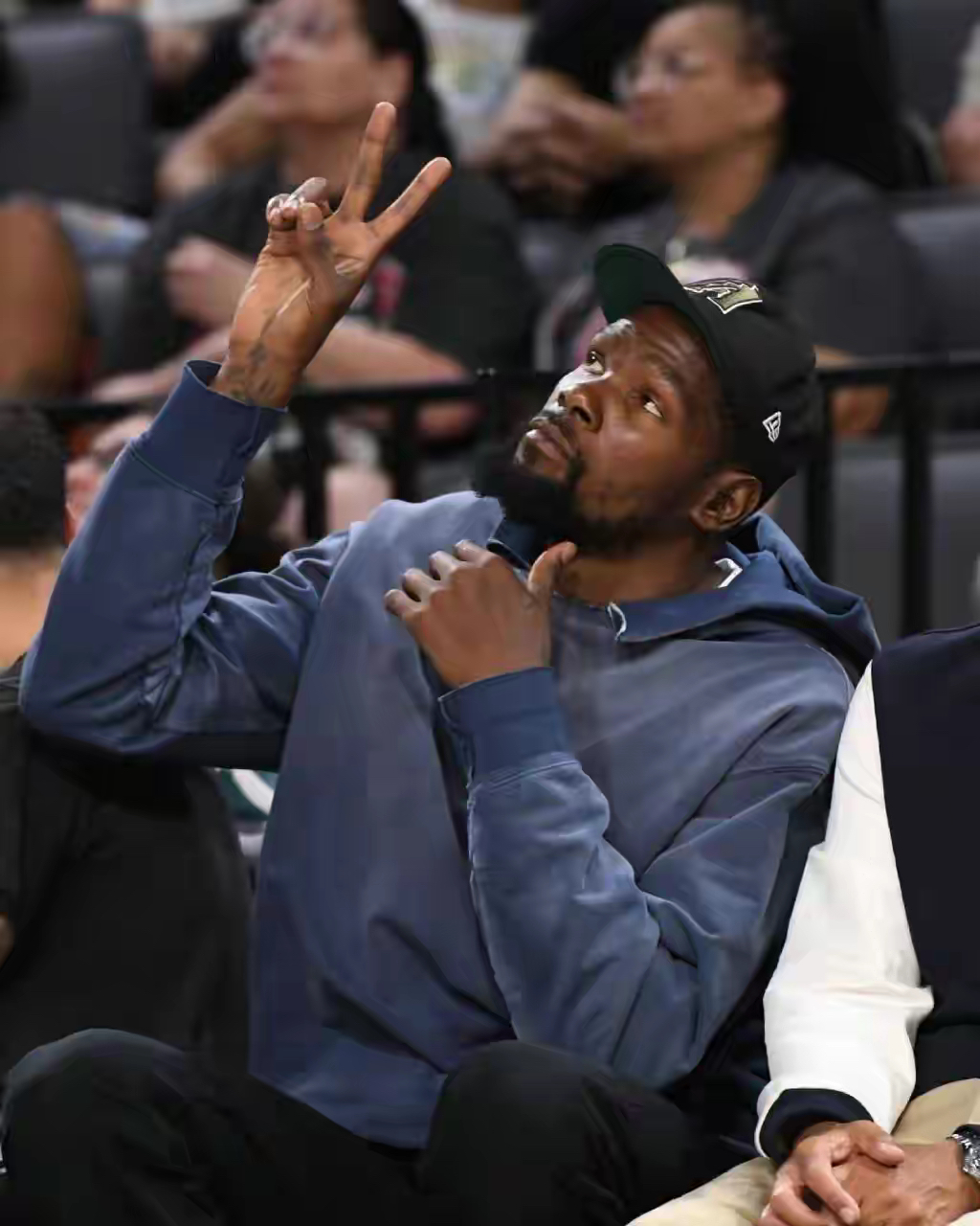 关于浓眉哥回归赛场,逆转首场状态亮眼,MAD观众沸腾!的信息 关于浓眉哥回归赛场,逆转首场状态亮眼,MAD观众沸腾!的信息